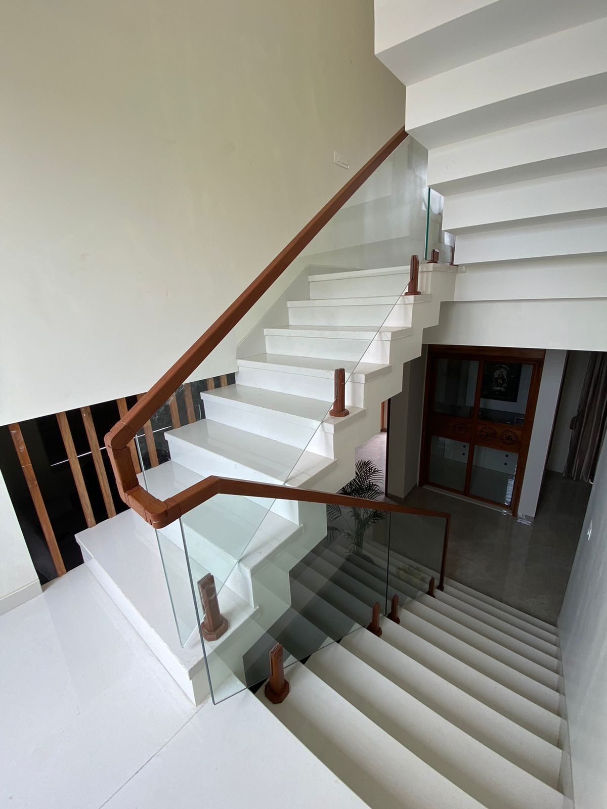 Cầu thang kính trụ ngắn 